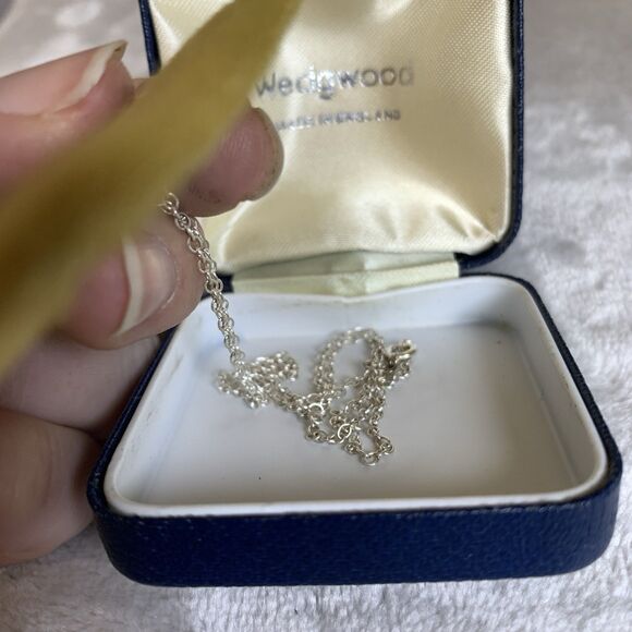 Vintage Wedgwood Blue Jasperware Cameo Sterling Silver Pendant Necklace Box - Picture 4 of 7